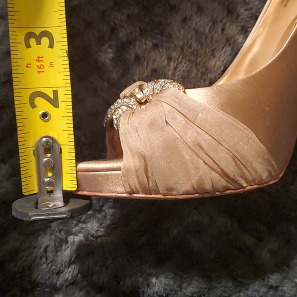Badgley Mischka Champagne Heels - Picture 7 of 7